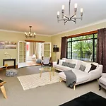 Racecourse Villa - Classic 1935 Charm & Space