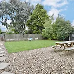 Racecourse Villa - Classic 1935 Charm & Space