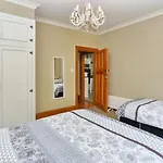 Racecourse Villa - Classic 1935 Charm & Space