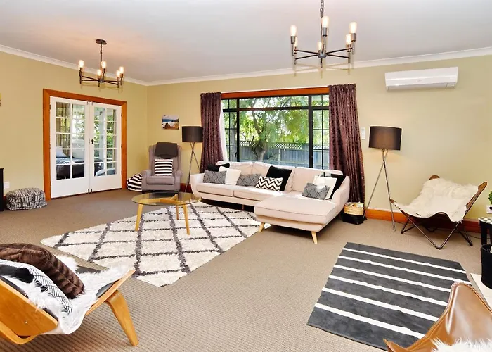 Racecourse Villa - Classic 1935 Charm & Space